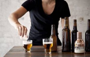 کارشناسان می‌گویند یک استراتژی ساده برای کاهش مصرف الکل وجود دارد، و جواب می‌دهد!