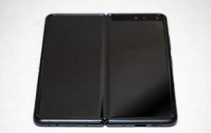 گوشی تاشوی کتابی موتورولا در راه است؛ ریزر فولد (Razr Fold) نام احتمالی این دستگاه گوشی تاشوی کتابی موتورولا در راه است؛ ریزر فولد (Razr Fold) نام احتمالی این دستگاه